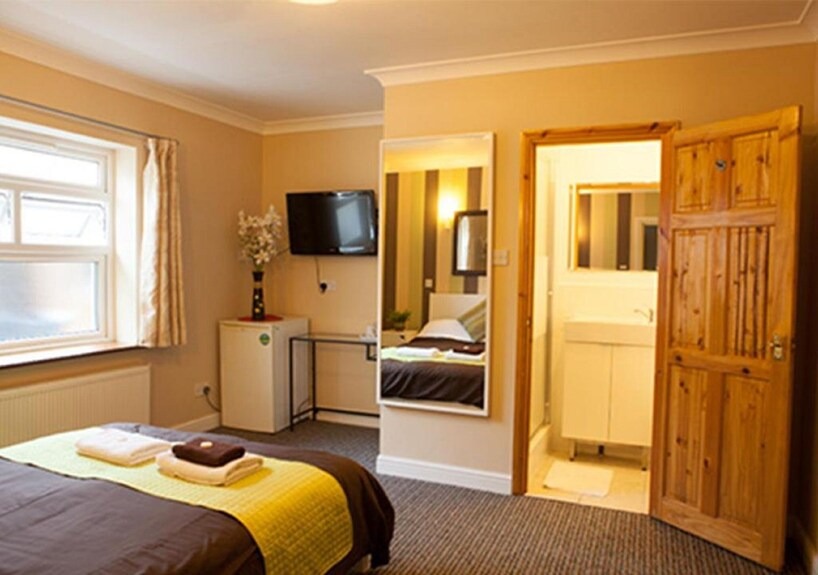 Double Room yellow bedding